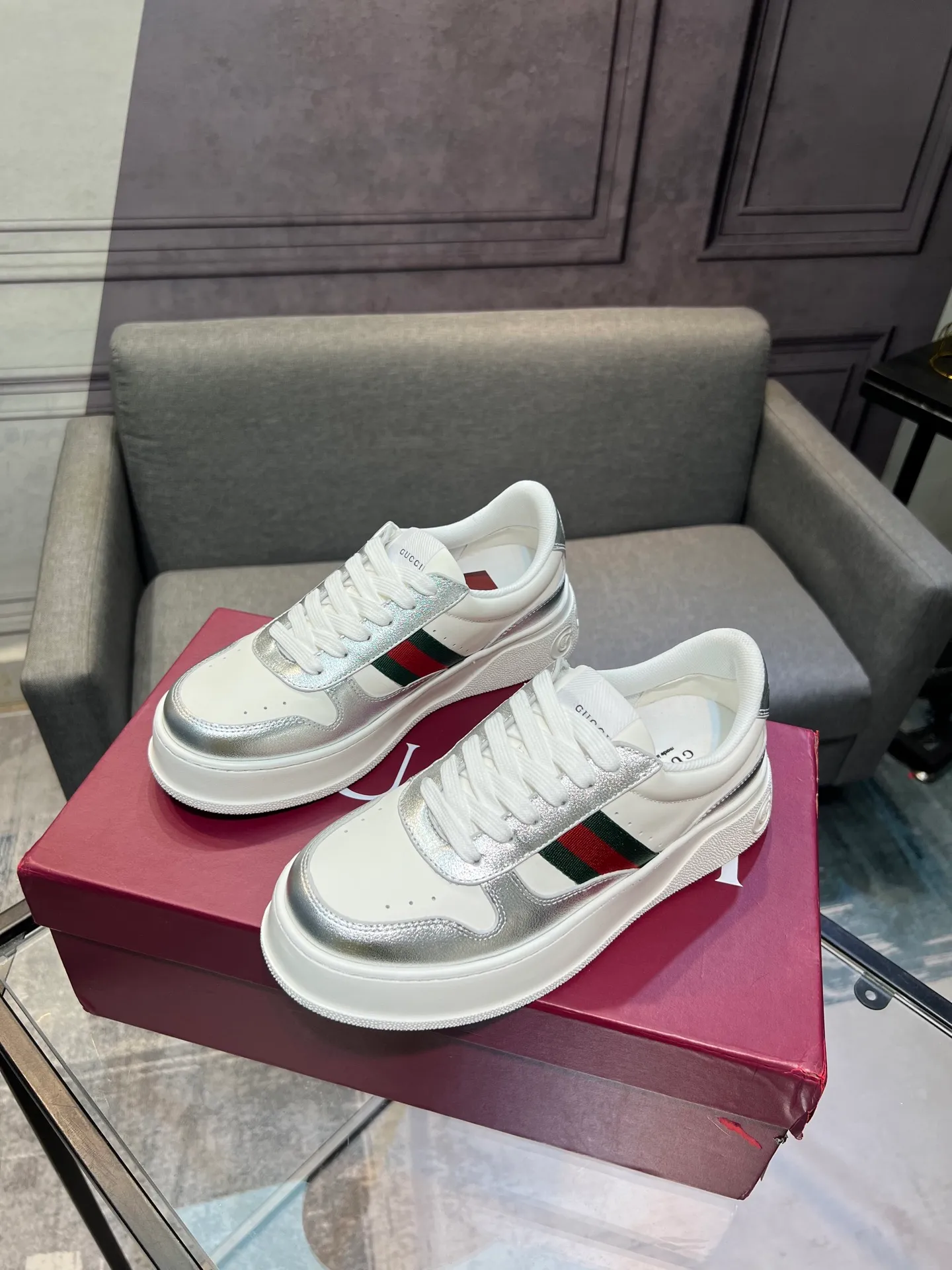 Men's men's shoes💰640 Gucci counter's latest couple's biscuit shoes‼ ️ 👑Purchasing agent level Gucci’s latest IP lightweight thick-soled white shoes can be put on your feet in seconds**4CM! ! Simple, easy to match and full of retro charm ~ the latest anti-counterfeiting cloth label on the tongue. And with electronic chip anti-counterfeiting.   The upper is made of imported environmentally friendly water-dyed calfskin, with a +1:1 fly-woven mesh surface to absorb sweat and an inner lining! Fly-knitted leather molded latex insole. Original IP lightweight outsole, one-piece injection molding, super comfortable and elastic, size: female 35-40 (female 41 customized) male 39-44 (male 38.45 46 customized)